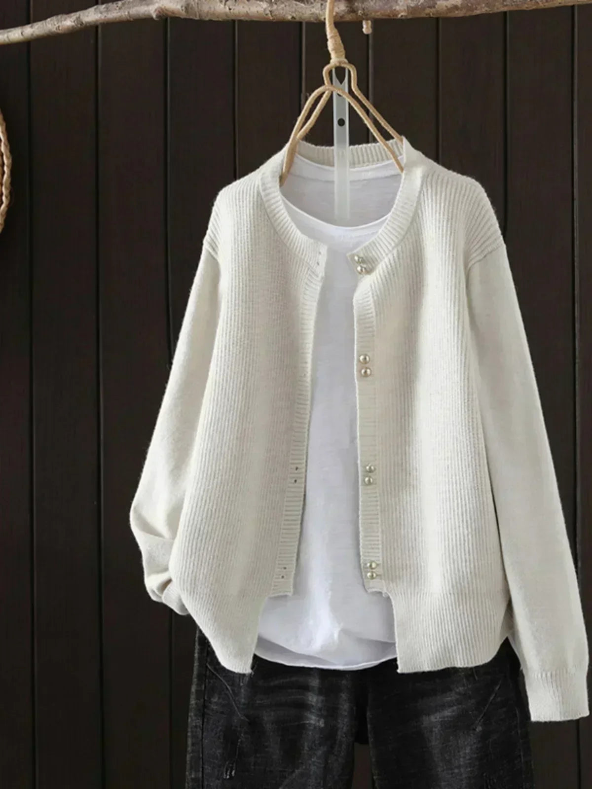 Elisa | Damen Strickjacke mit Perlenknöpfen Rundhals